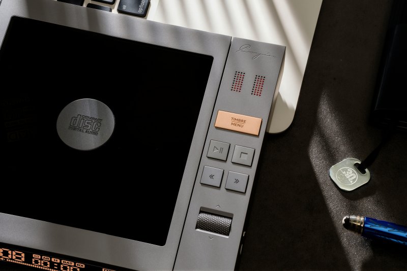 Cayin CP6 portable tube CD player, disc lid close-up