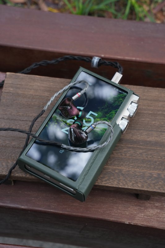 iBasso DX340 MAX music player, in case, with earphones