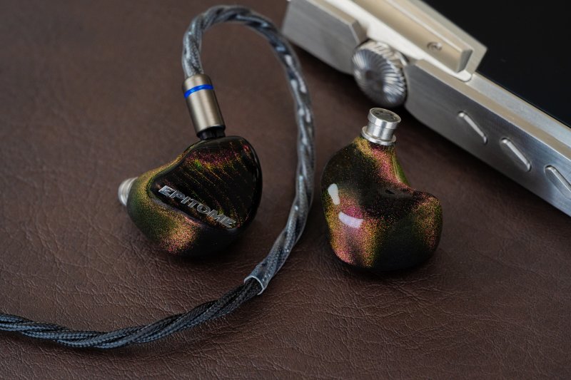 iBasso Epitome in-ear monitors, with cable and music player