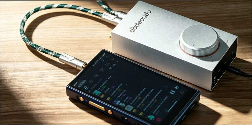 FiiO LINK-TR1 3.5 mm audio cable, connecting a player to a desktop amp