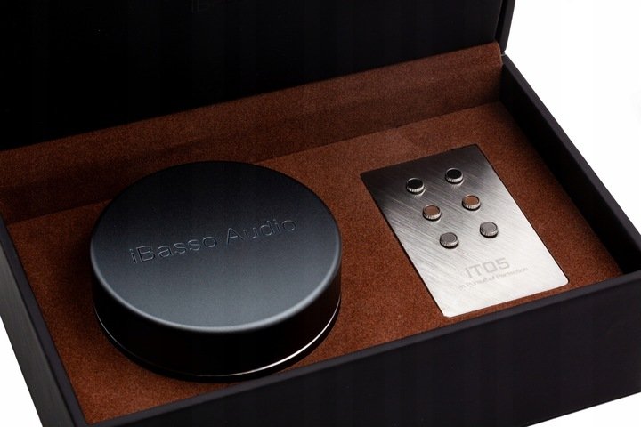 iBasso IT05 in-ear monitors, presentation box