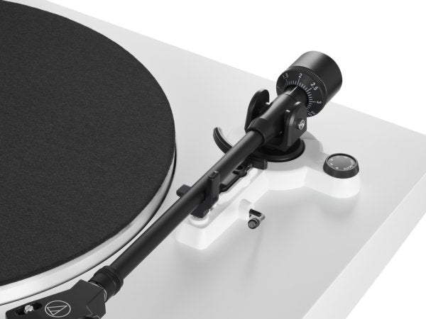 Audio-Technica AT-LP3XBT Bluetooth turntable, white, tonearm close-up