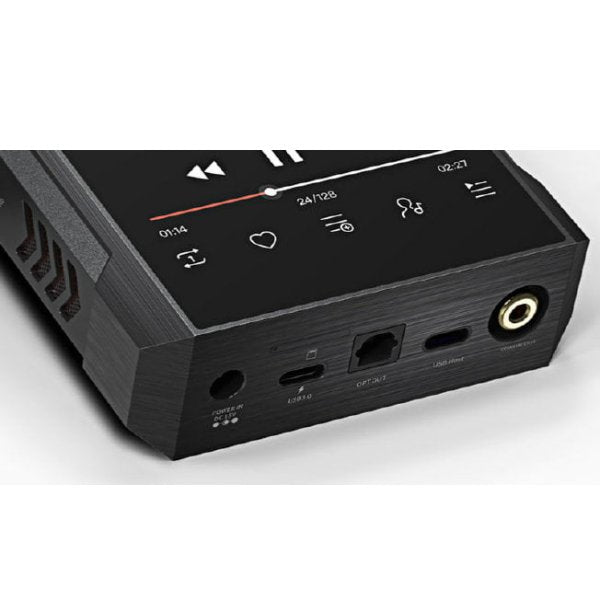 FiiO M17 music player, output panel